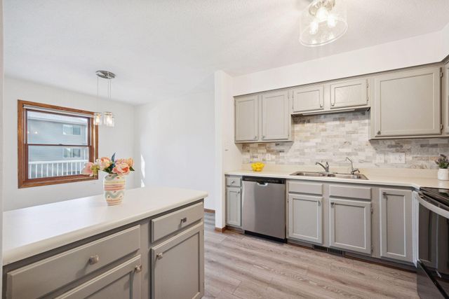 4143 Meadowlark Point, Eagan, MN 55122