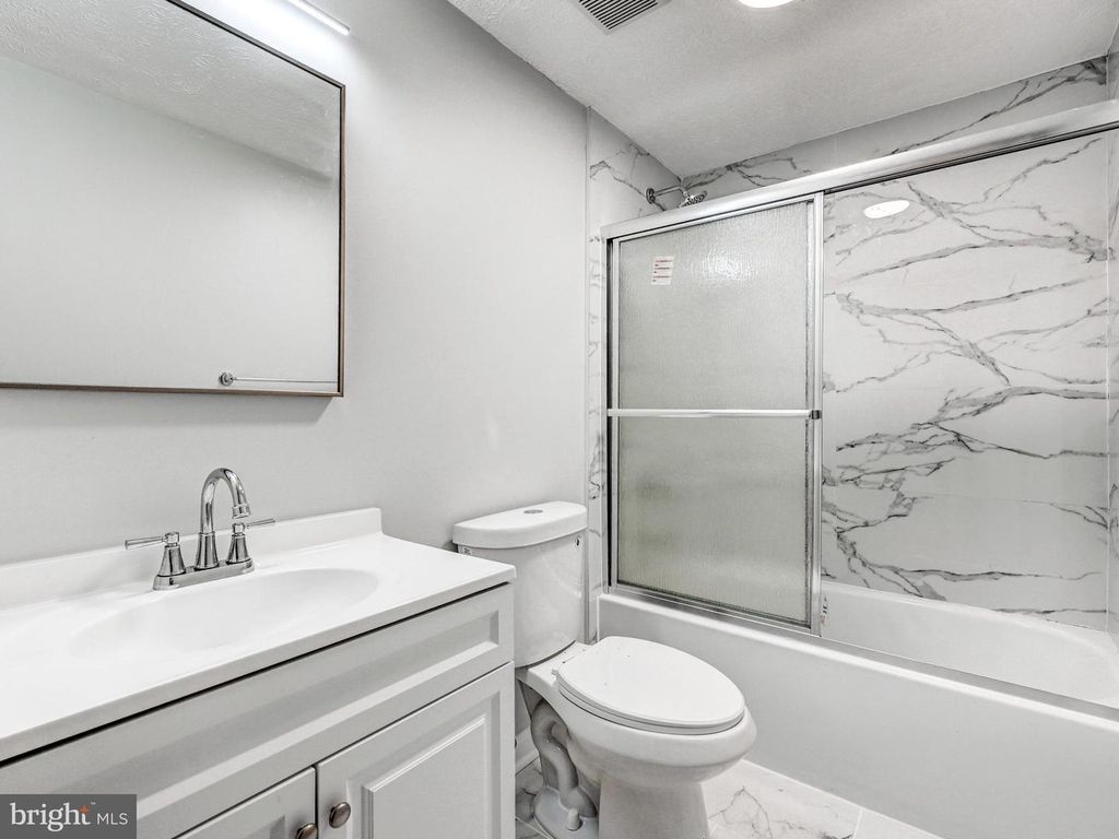 Image 16 of property listing at 16 TURNMILL CT, Nottingham, MD 21236