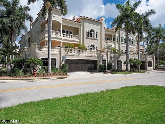 627 6TH AVE S B-302, Naples, FL 34102