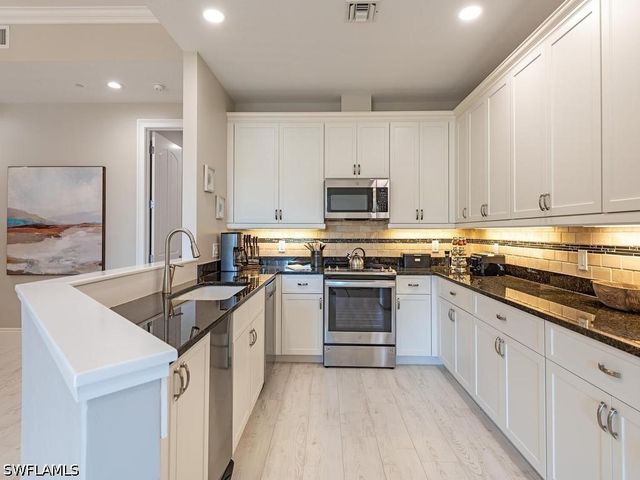 627 6TH AVE S B-302, Naples, FL 34102