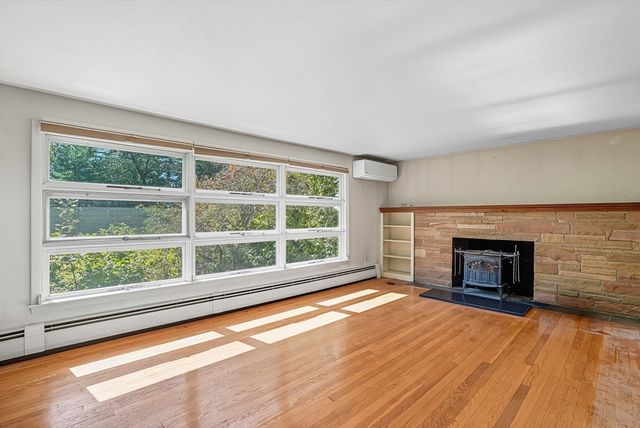 77 Prospect St, Upton, MA 01568