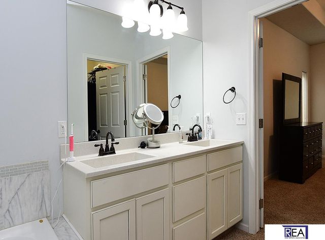 10509 Hillcrest Drive, La Vista, NE 68128