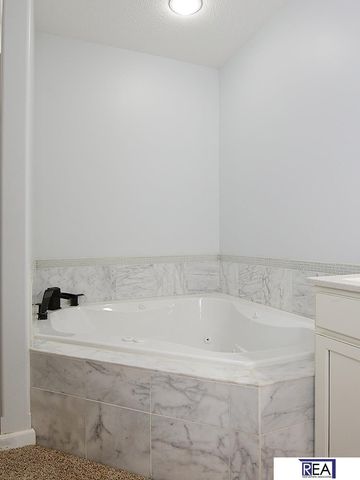 10509 Hillcrest Drive, La Vista, NE 68128