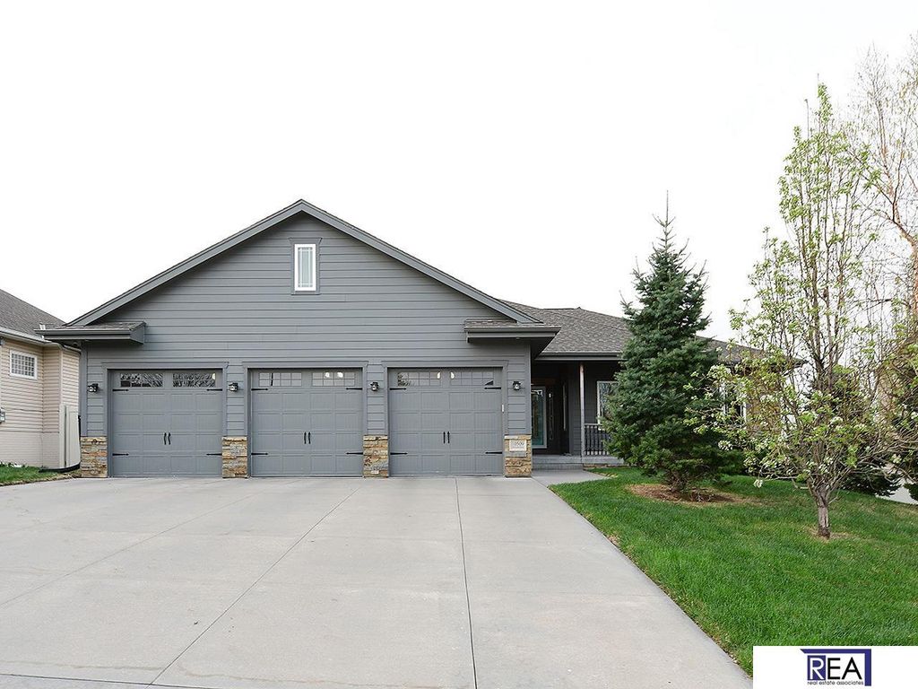 10509 Hillcrest Drive, La Vista, NE 68128