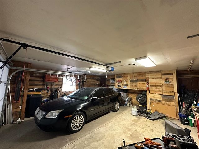 1535 Kings Crown, Wixom, MI 48393