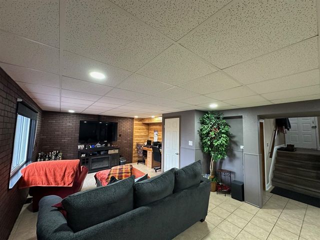 1535 Kings Crown, Wixom, MI 48393