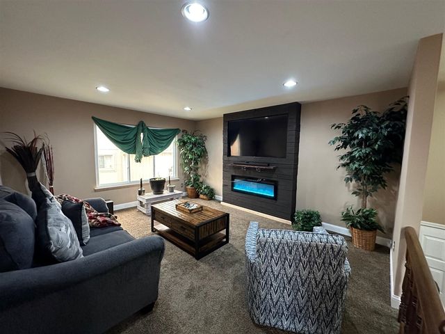 1535 Kings Crown, Wixom, MI 48393