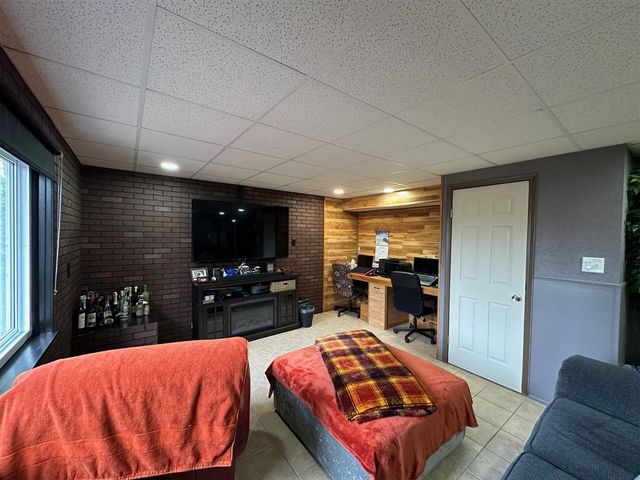 1535 Kings Crown, Wixom, MI 48393