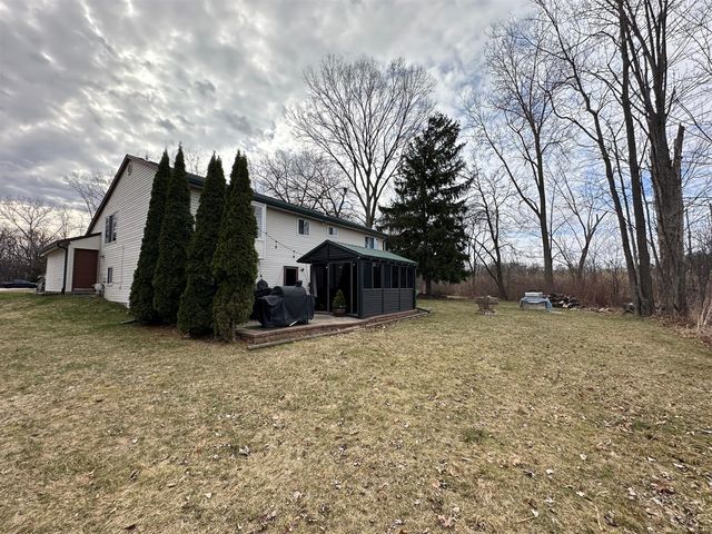 1535 Kings Crown, Wixom, MI 48393