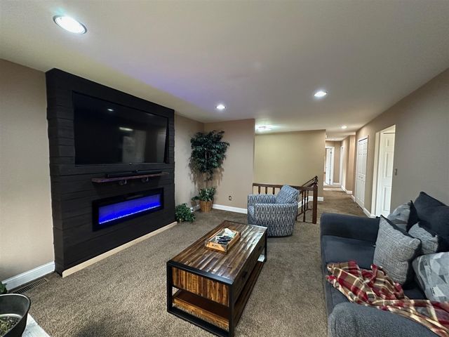 1535 Kings Crown, Wixom, MI 48393