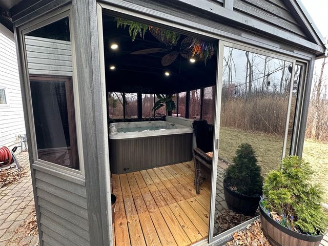 1535 Kings Crown, Wixom, MI 48393