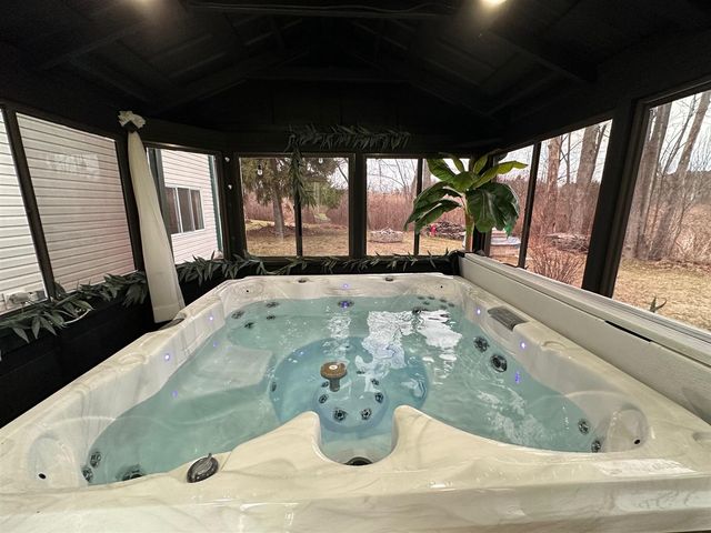 1535 Kings Crown, Wixom, MI 48393