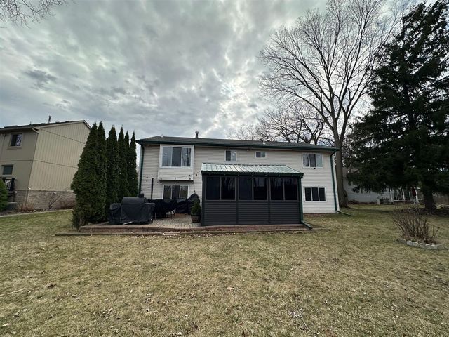 1535 Kings Crown, Wixom, MI 48393