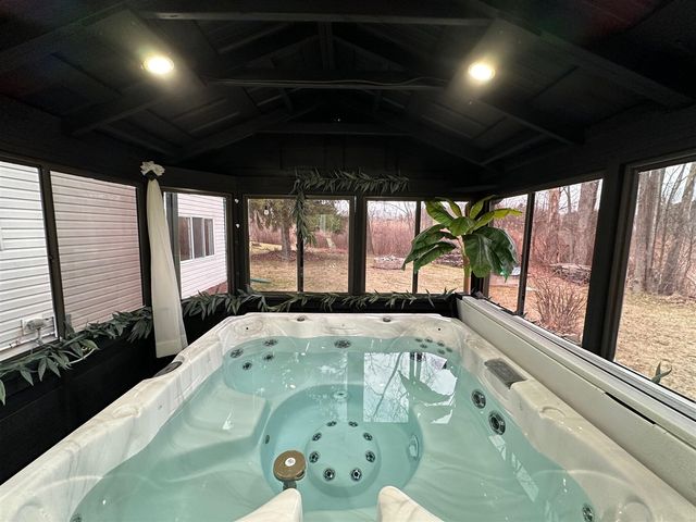 1535 Kings Crown, Wixom, MI 48393