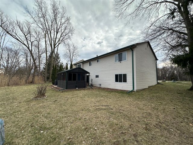 1535 Kings Crown, Wixom, MI 48393