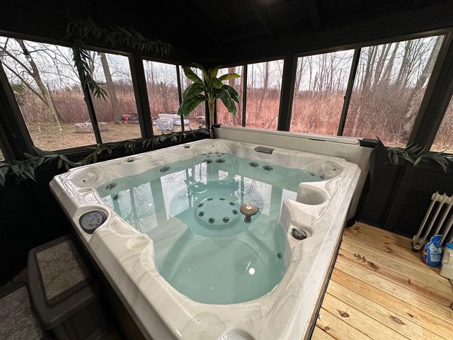 1535 Kings Crown, Wixom, MI 48393