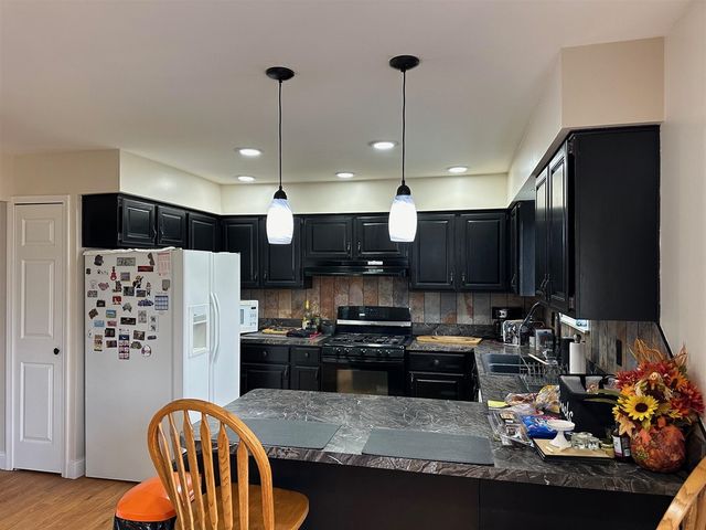 1535 Kings Crown, Wixom, MI 48393