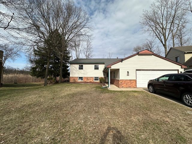 1535 Kings Crown, Wixom, MI 48393