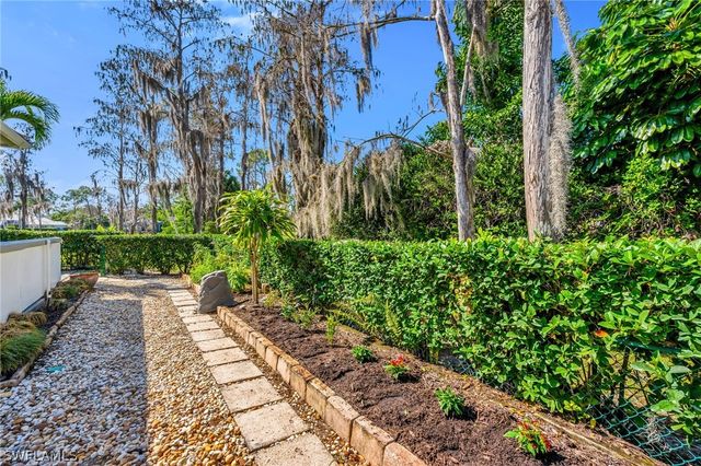 4356 Pond Apple DR N, Naples, FL 34119