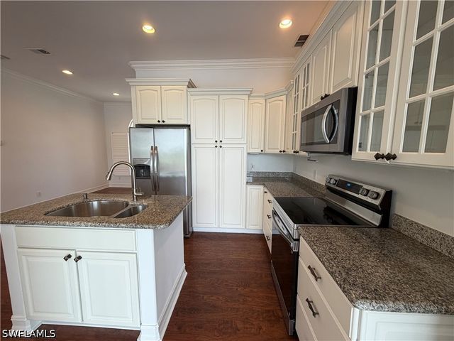 3425 Anton CT, Naples, FL 34109