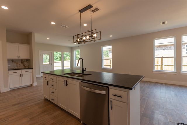 16230 Crossing Cir, Lindale, TX 75771