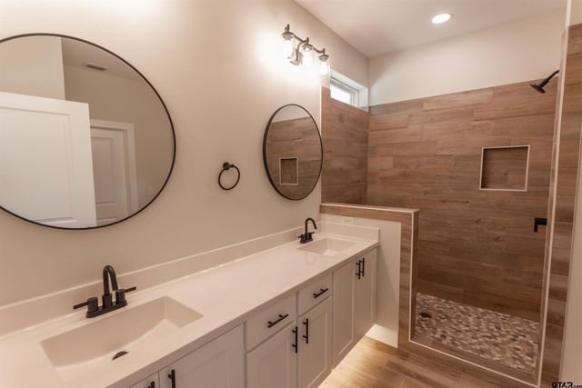 16230 Crossing Cir, Lindale, TX 75771