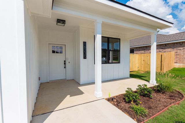 16230 Crossing Cir, Lindale, TX 75771