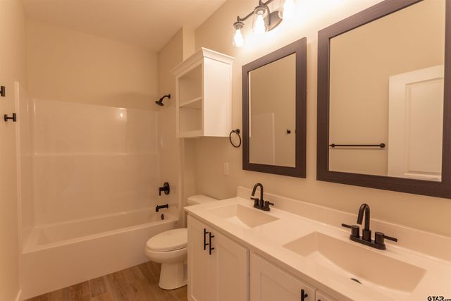 16230 Crossing Cir, Lindale, TX 75771