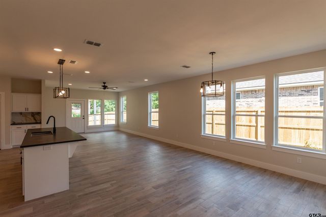 16230 Crossing Cir, Lindale, TX 75771