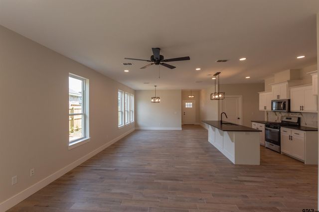 16230 Crossing Cir, Lindale, TX 75771