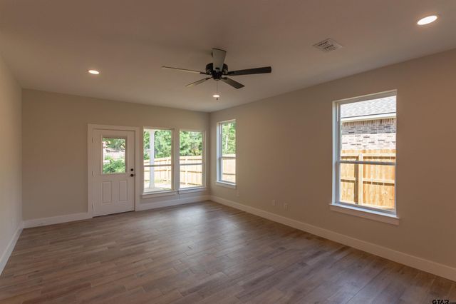 16230 Crossing Cir, Lindale, TX 75771