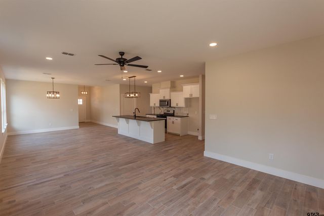 16230 Crossing Cir, Lindale, TX 75771