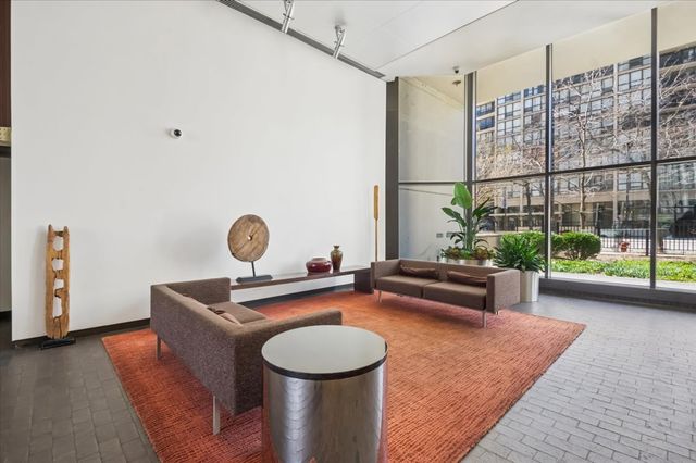 1560 N Sandburg Terrace 2207J, Chicago, IL 60610