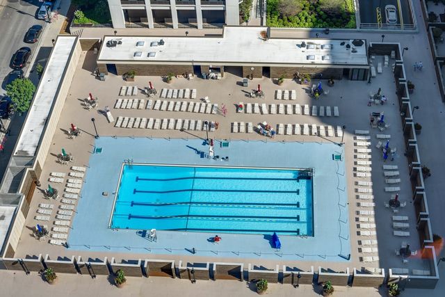 1560 N Sandburg Terrace 2207J, Chicago, IL 60610