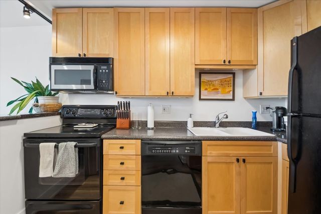 1560 N Sandburg Terrace 2207J, Chicago, IL 60610