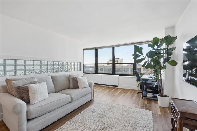 1560 N Sandburg Terrace 2207J, Chicago, IL 60610