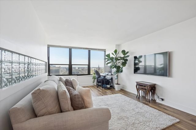 1560 N Sandburg Terrace 2207J, Chicago, IL 60610