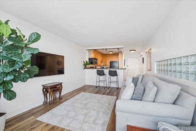 1560 N Sandburg Terrace 2207J, Chicago, IL 60610