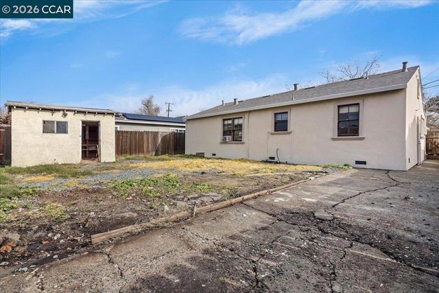 178 Army St, Pittsburg, CA 94565