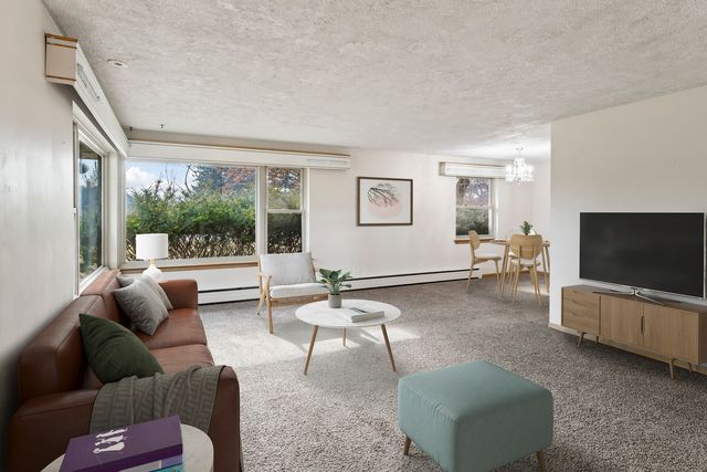 938 Hillcrest Road, Elgin, IL 60123