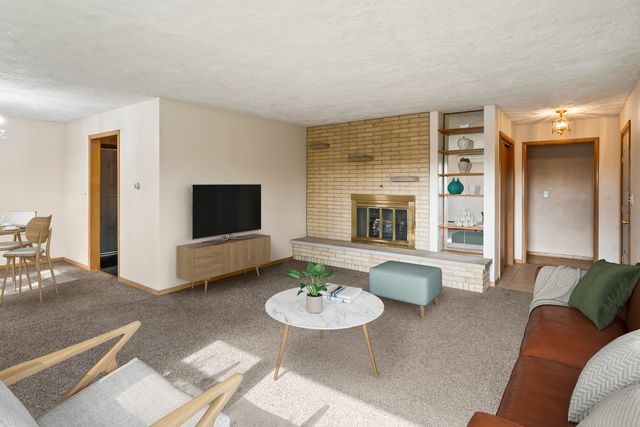 938 Hillcrest Road, Elgin, IL 60123