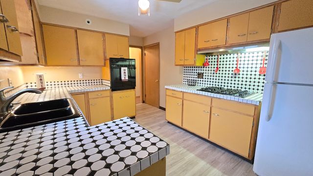 938 Hillcrest Road, Elgin, IL 60123