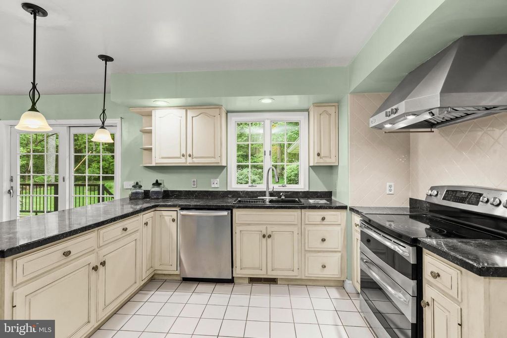 Image 55 of property listing at 5602 PATTERSON RD, Baldwin, MD 21013
