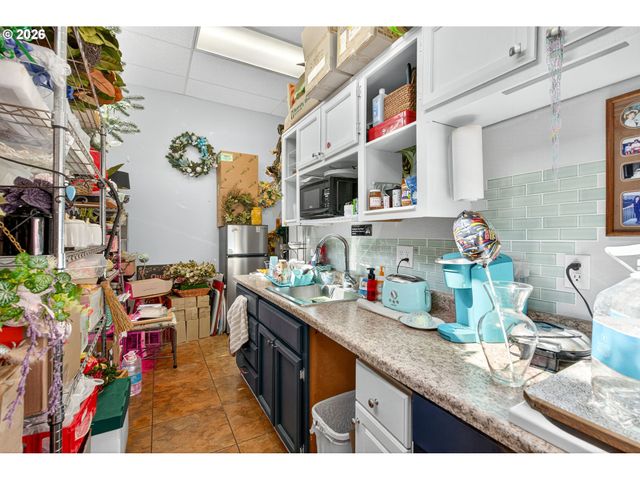 1647 Ne MARKET Dr, Fairview, OR 97024
