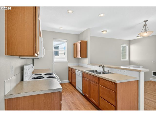 1647 Ne MARKET Dr, Fairview, OR 97024