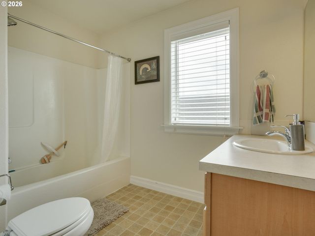 1647 Ne MARKET Dr, Fairview, OR 97024
