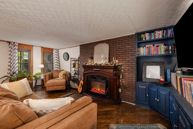 1933 Maple Street, Hollister, MO 65672