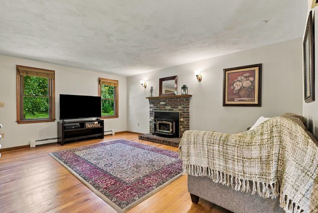 4 Florence Cir, Upton, MA 01568