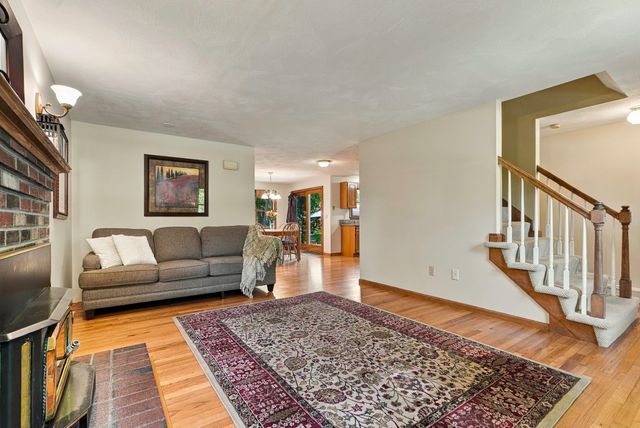 4 Florence Cir, Upton, MA 01568