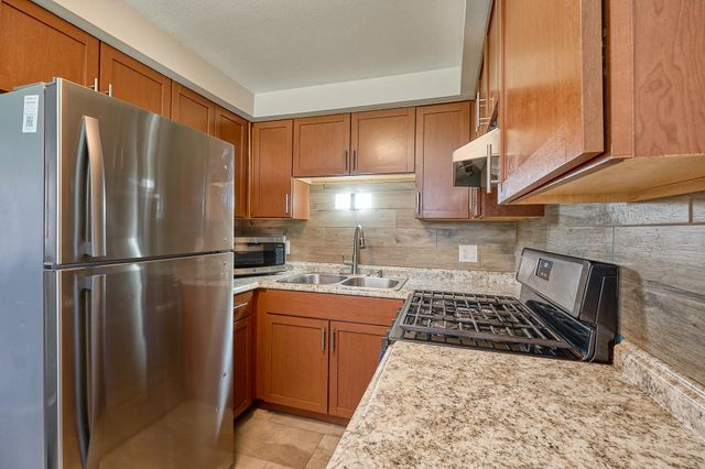 1284 Snelling Avenue N, Saint Paul, MN 55108